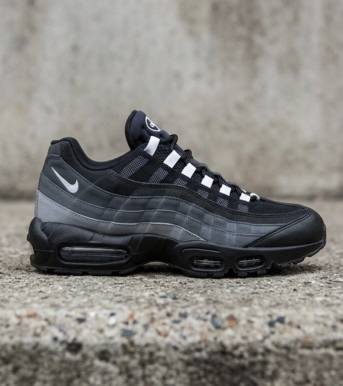 Nike Air Max 95 Seitenansicht in Schwarz/Dark Grey