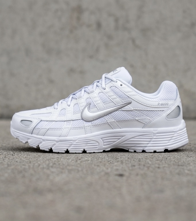 Nike P-6000 Seitenansicht in Weiß